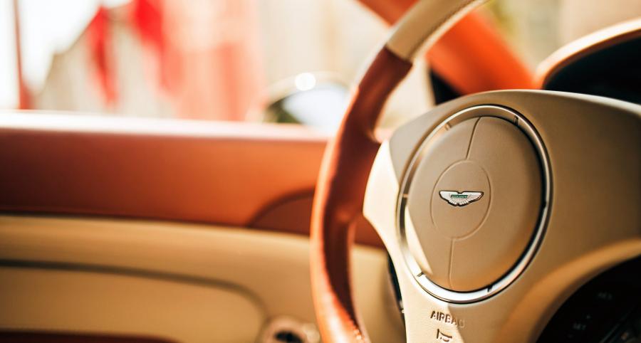 Детали интерьера Aston Martin Virage Shooting Brake 2014 года  (фото 25 из 45)